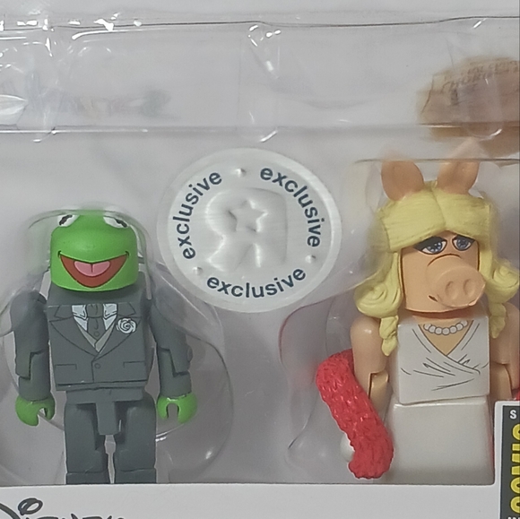 The Muppets Minimates SDCC Toys R Us Exclusive Formal Kermit & Formal Piggy - Picture 4 of 12